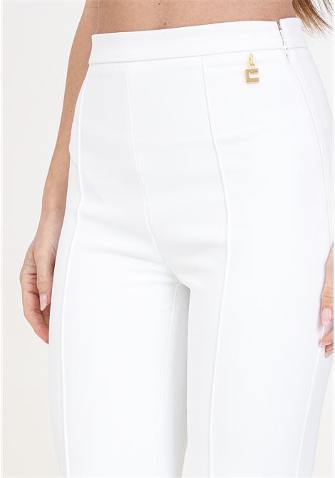 Pantaloni da donna bianchi a zampa con charm logo in metallo dorato ELISABETTA FRANCHI | PA02641E2360